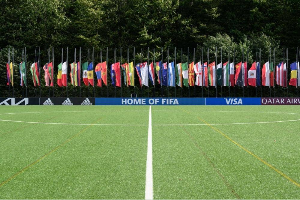 FIFA kibarkan bendera setengah tiang di markasnya di Zurich, Swiss. (fifa.com)