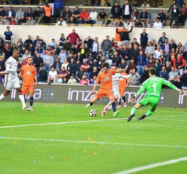 Cengiz Under saat membela Istanbul Basaksehir (instagram.com/cengizunder)
