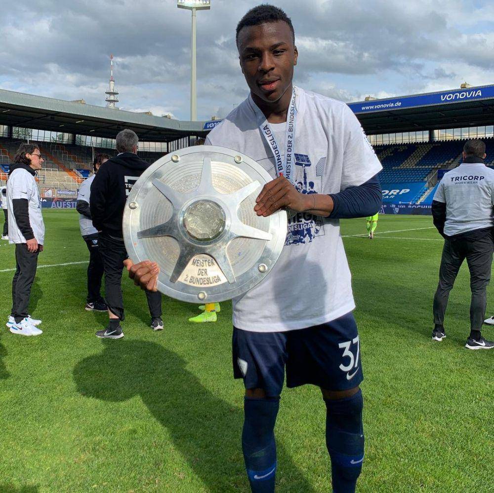 Armel Bella-Kotchap dengan trofi 2.Bundesliga (instagram.com/armel.bella82)