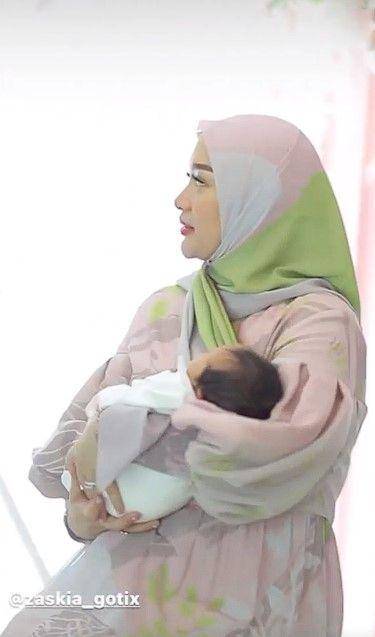 akikah anak kedua Zaskia Gotik (Instagram.com/zaskia_gotix)