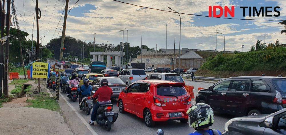 Kemacetan di exit pintu tol Sawangan yang belum direalisasi Pemerintah Pusat untuk pelebaran Jalan Raya Sawangan, Kota Depok. (IDNTimes/Dicky)