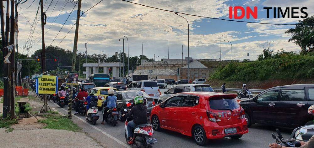 Kemacetan di Jalan Raya sawangan yang bersinggungan dengan pintu exit tol Sawangan, Kota Depok. (IDNTimes/Dicky)
