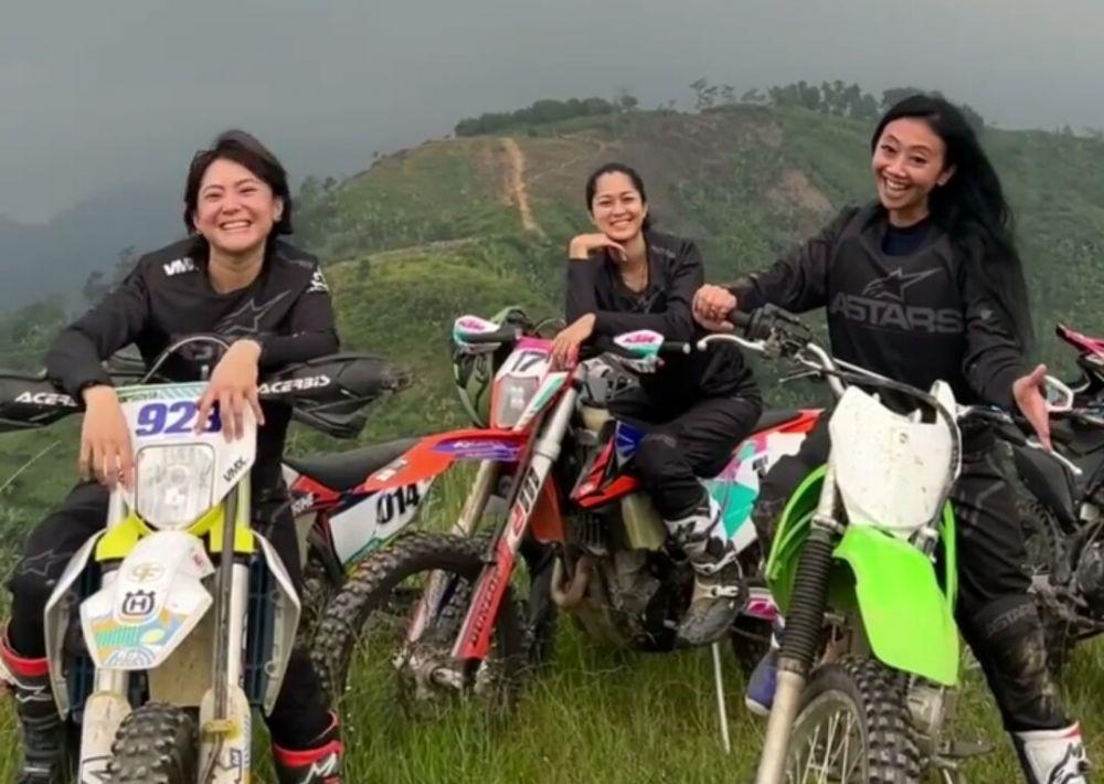 10 Potret Asri Welas, Poppy Sovia, dan Prisia Terabas Trail Bareng