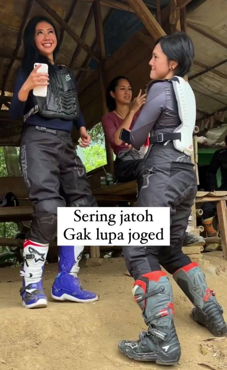 Asri Welas, Poppy Sovia, dan Prisia Nasution main motor trail bareng. (instagram.com/popsovia)