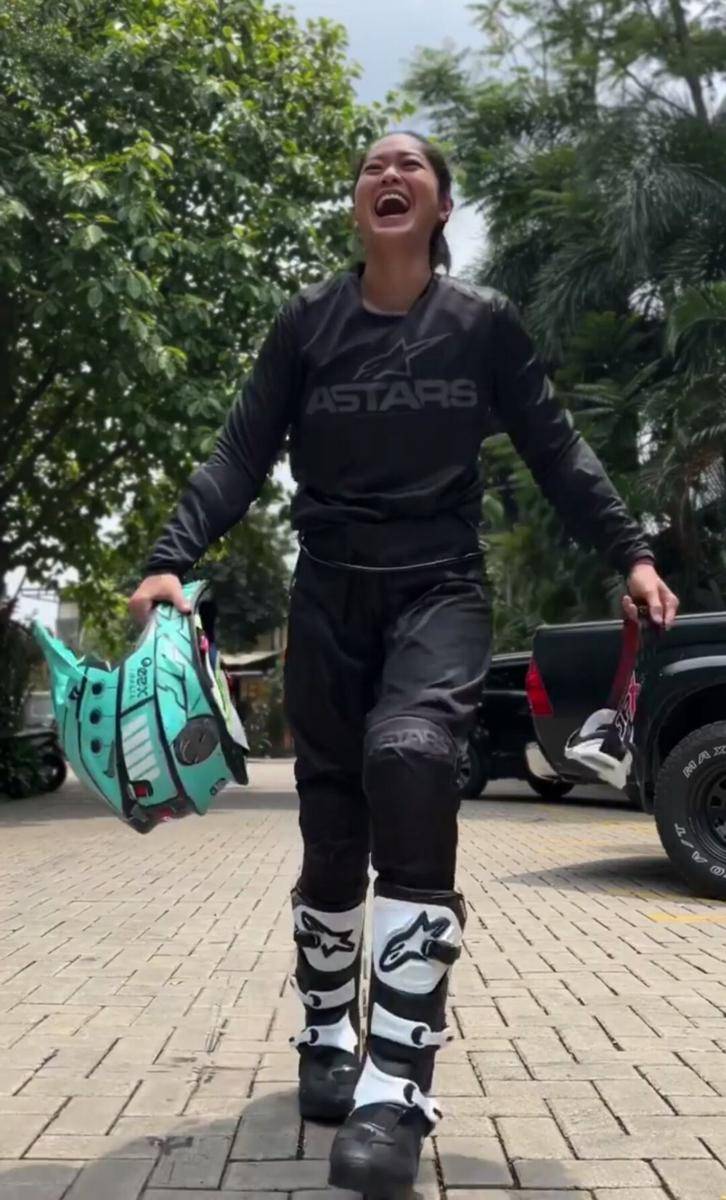 Asri Welas, Poppy Sovia, dan Prisia Nasution main motor trail bareng. (instagram.com/popsovia)