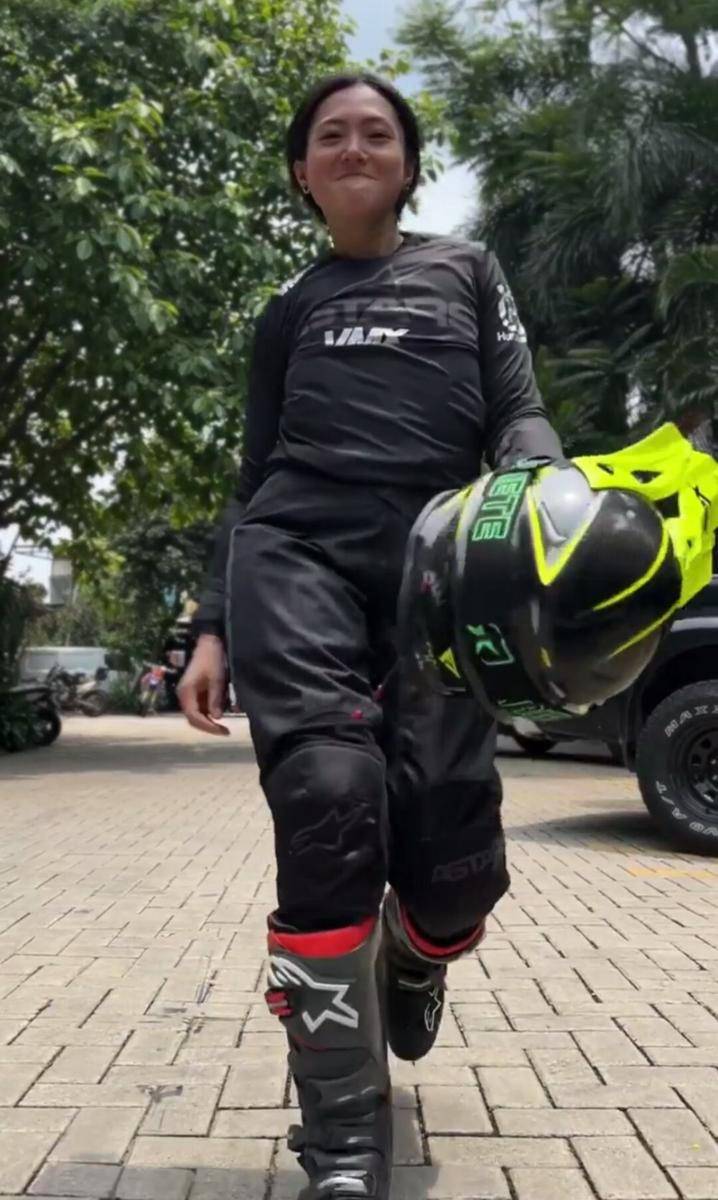 Asri Welas, Poppy Sovia, dan Prisia Nasution main motor trail bareng. (instagram.com/popsovia)