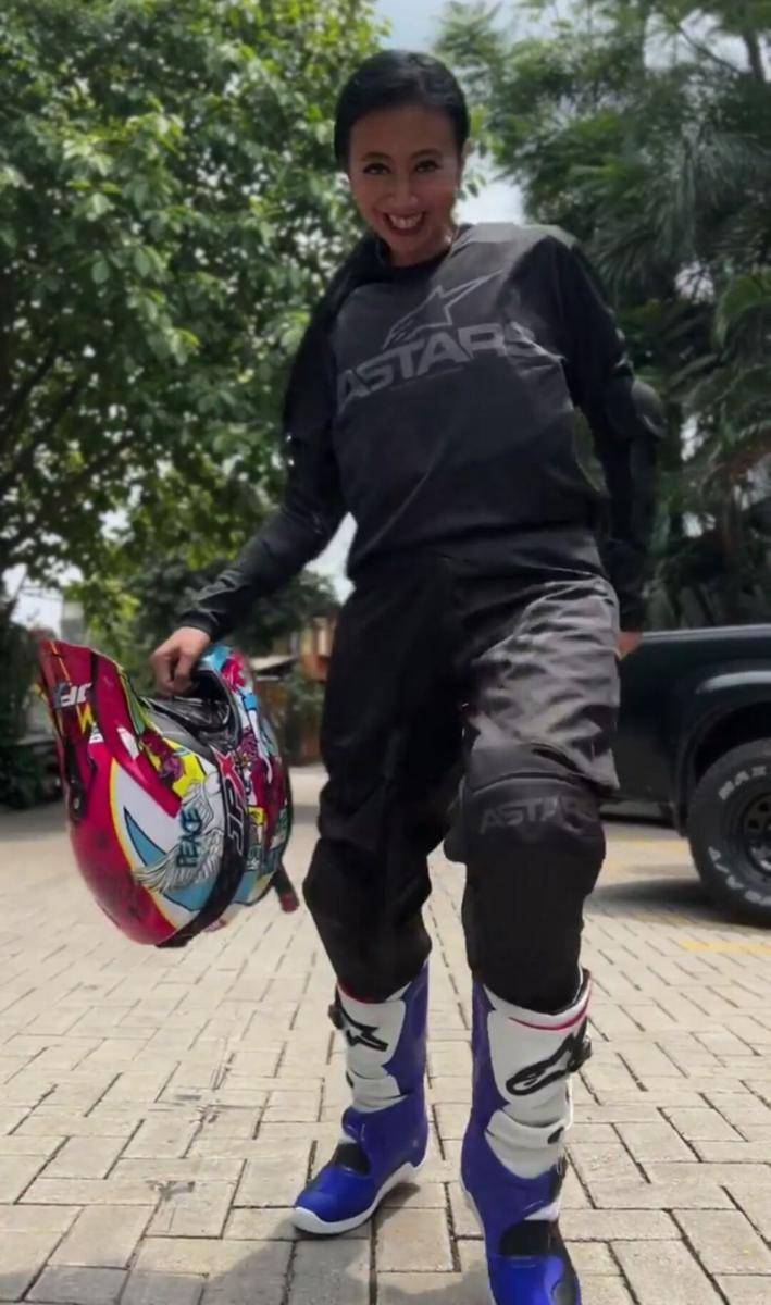 Asri Welas, Poppy Sovia, dan Prisia Nasution main motor trail bareng. (instagram.com/popsovia)