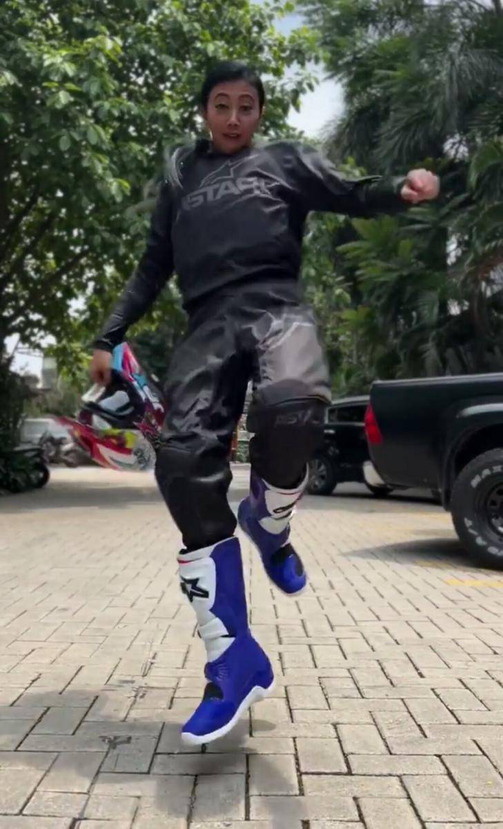 Asri Welas, Poppy Sovia, dan Prisia Nasution main motor trail bareng. (instagram.com/popsovia)