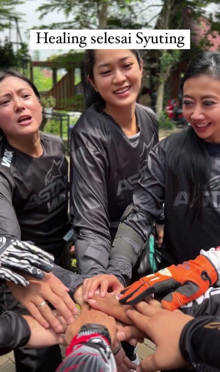 Asri Welas, Poppy Sovia, dan Prisia Nasution main motor trail bareng. (instagram.com/popsovia)
