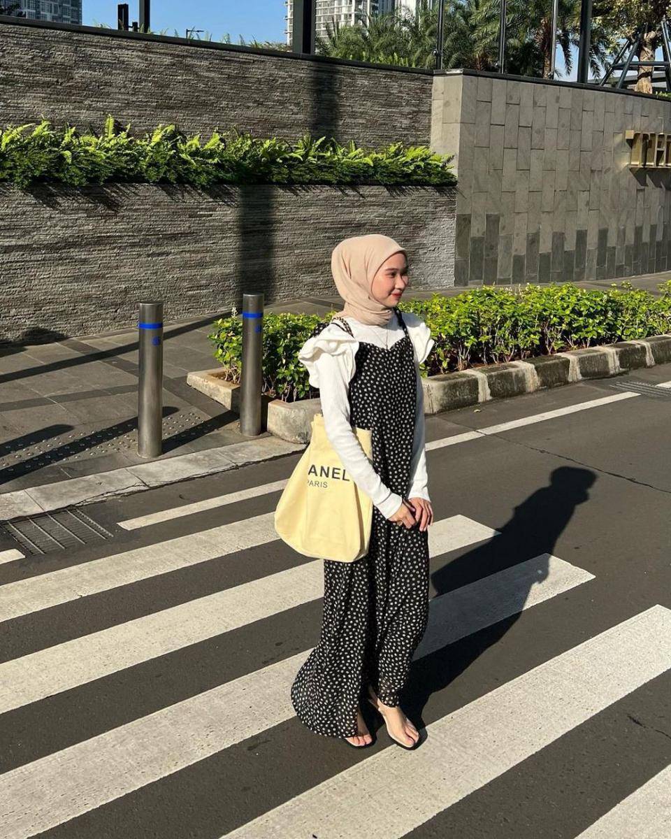 OOTD hijab simple ala Astri Ratnasari (instagram.com/nasariastri)