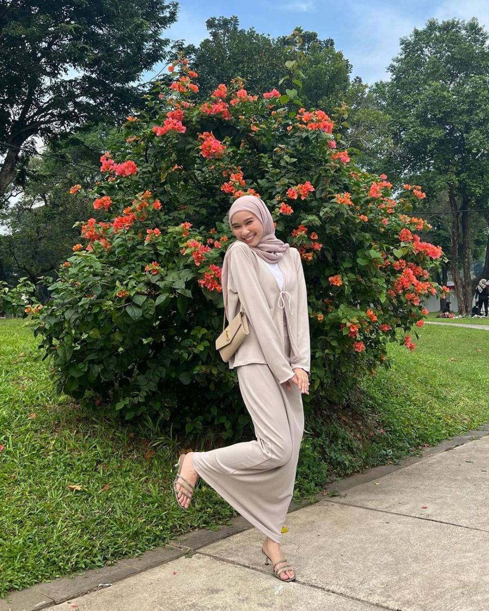OOTD hijab simple ala Astri Ratnasari (instagram.com/nasariastri)