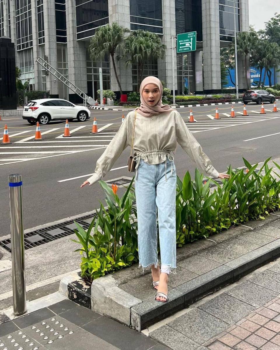 OOTD hijab simple ala Astri Ratnasari (instagram.com/nasariastri)