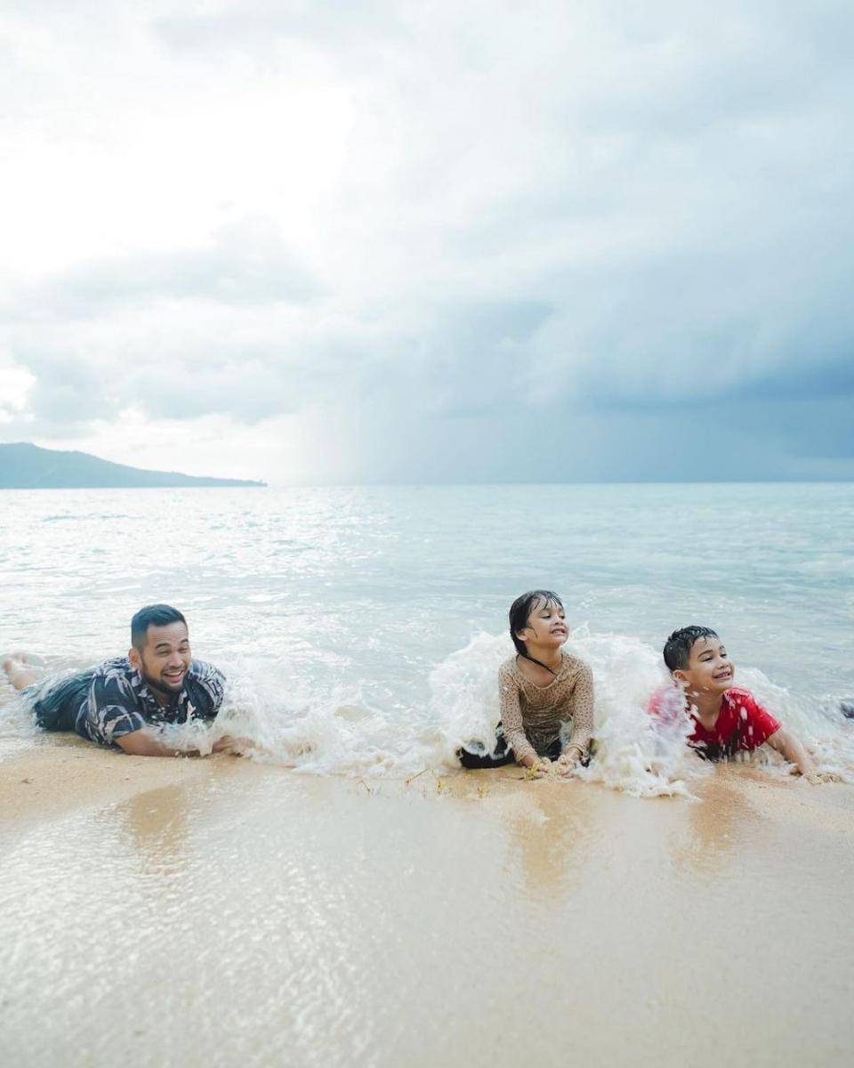 potret Teuku Wisnu dan ketiga anaknya (instagram.com/teukuwisnu)