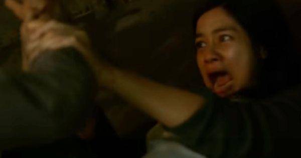 Sandra menahan Saijah yang hendak membunuhnya ( Dok. Screenplay Films / Jailangkung 3 )