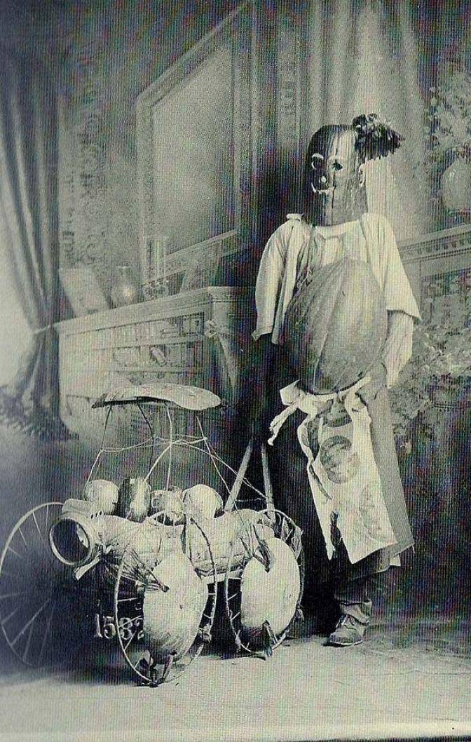 potret kostum Halloween di masa lalu (reddit.com/r/creepy)