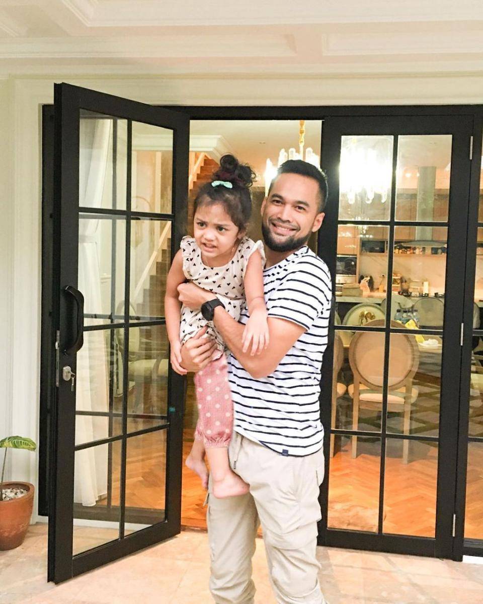 potret Teuku Wisnu dan ketiga anaknya (instagram.com/teukuwisnu)