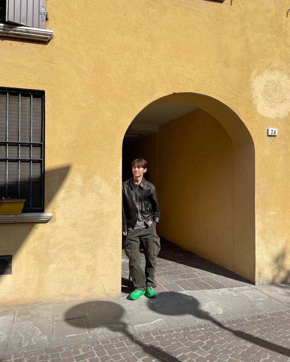 ide outfit traveling ala Hwang Min Hyun (instagram.com/optimushwang)