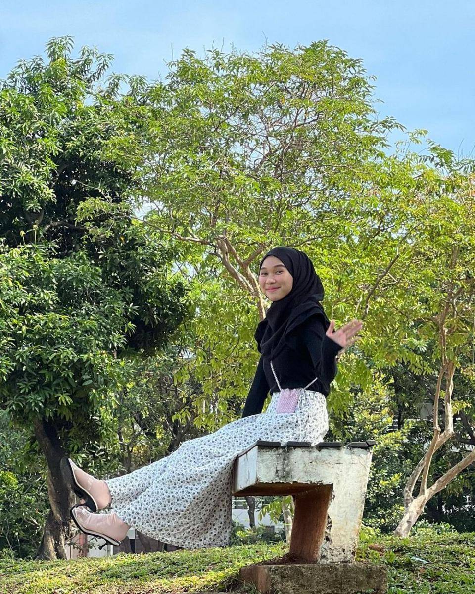 OOTD hijab simple ala Astri Ratnasari (instagram.com/nasariastri)