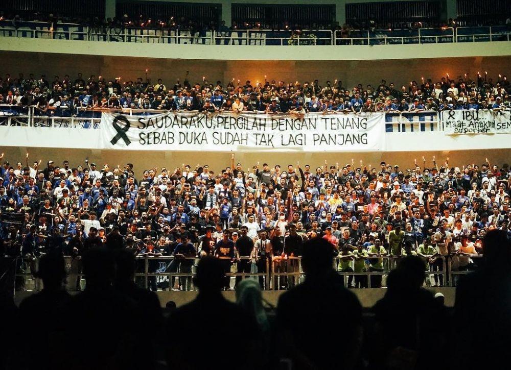 Para suporter PSIS Semarang melakukan aksi solidaritas dengan menyalakan lilin dan berdoa bersama di Stadion Jatidiri Semarang, Minggu (2/10/2022) malam. (Instagram/@panserbiru2001)