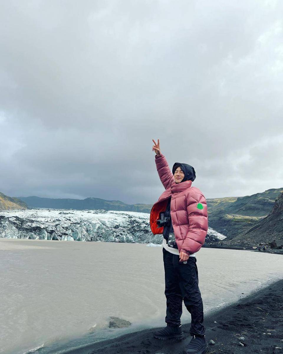 ide outfit traveling ala Hwang Min Hyun (instagram.com/optimushwang)