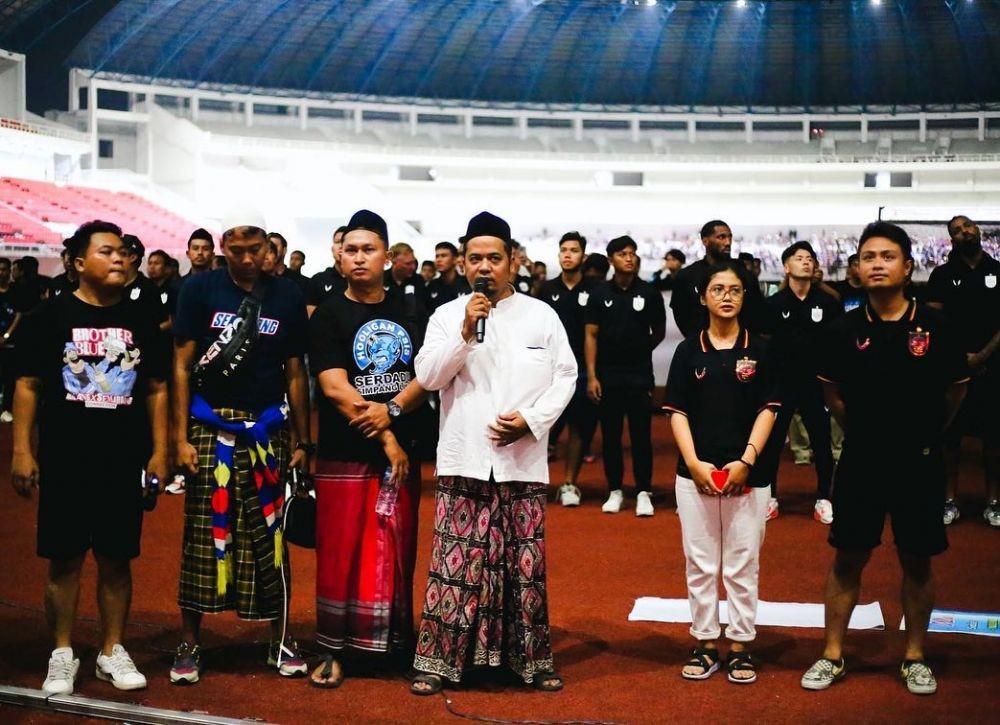 Para suporter PSIS Semarang melakukan aksi solidaritas dengan menyalakan lilin dan berdoa bersama di Stadion Jatidiri Semarang, Minggu (2/10/2022) malam. (Instagram/@panserbiru2001)