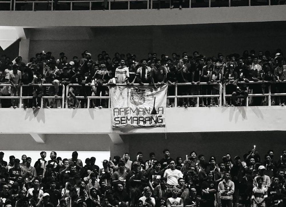 Para suporter PSIS Semarang melakukan aksi solidaritas dengan menyalakan lilin dan berdoa bersama di Stadion Jatidiri Semarang, Minggu (2/10/2022) malam. (Instagram/@panserbiru2001)