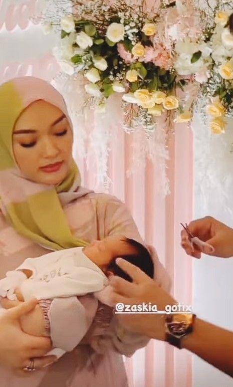 akikah anak kedua Zaskia Gotik (Instagram.com/zaskia_gotix)