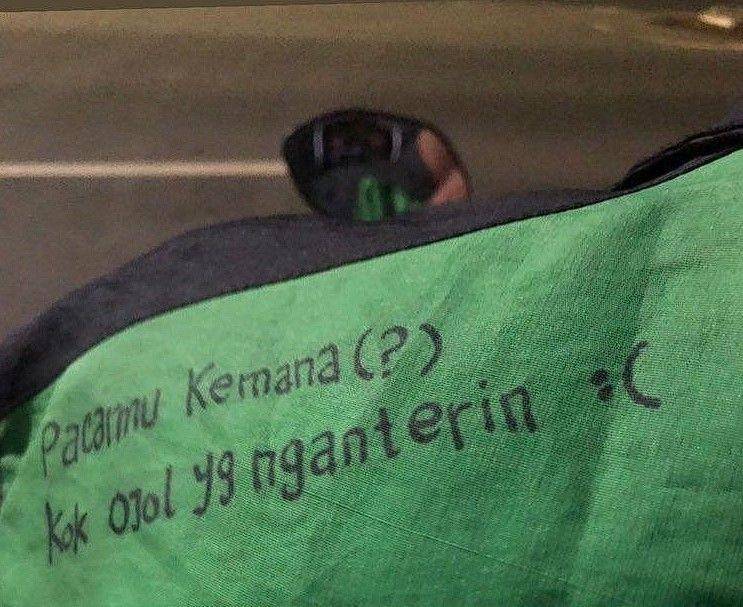 tulisan lucu punggung driver ojol (twitter.com/updatext)
