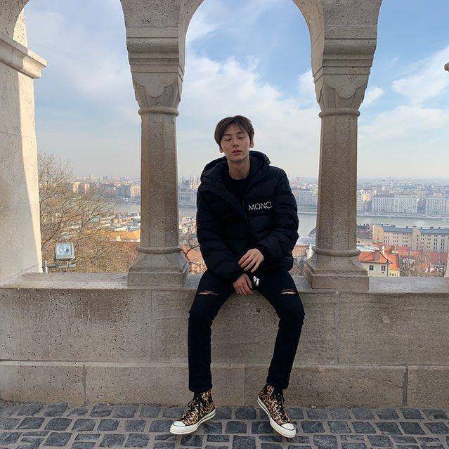 ide outfit traveling ala Hwang Min Hyun (instagram.com/optimushwang)