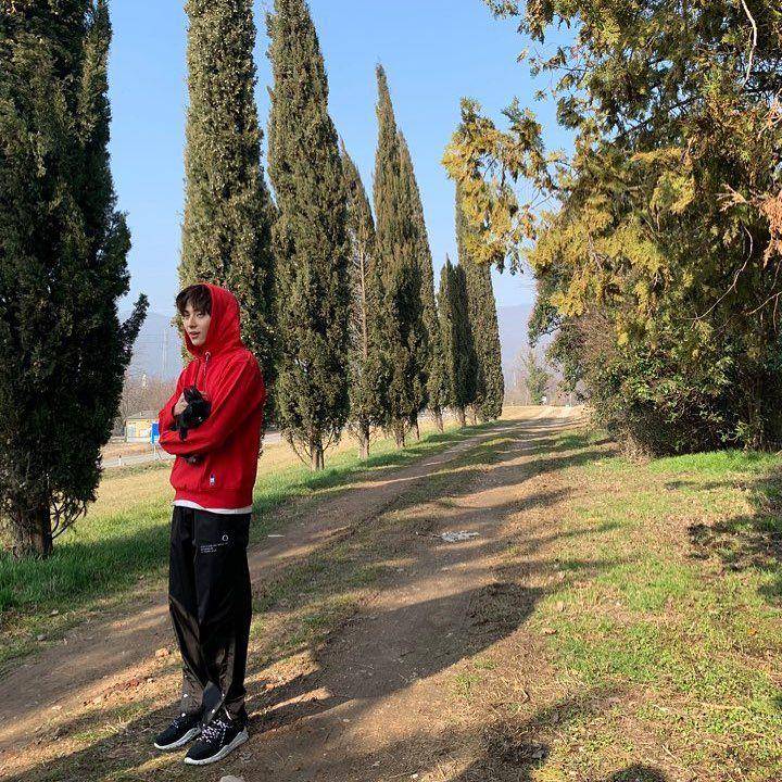ide outfit traveling ala Hwang Min Hyun (instagram.com/optimushwang)