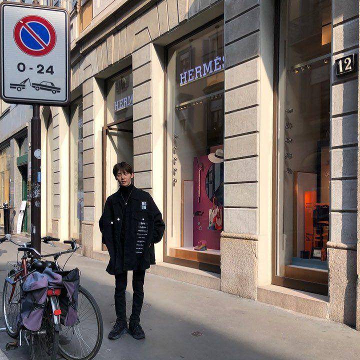 ide outfit traveling ala Hwang Min Hyun (instagram.com/optimushwang)
