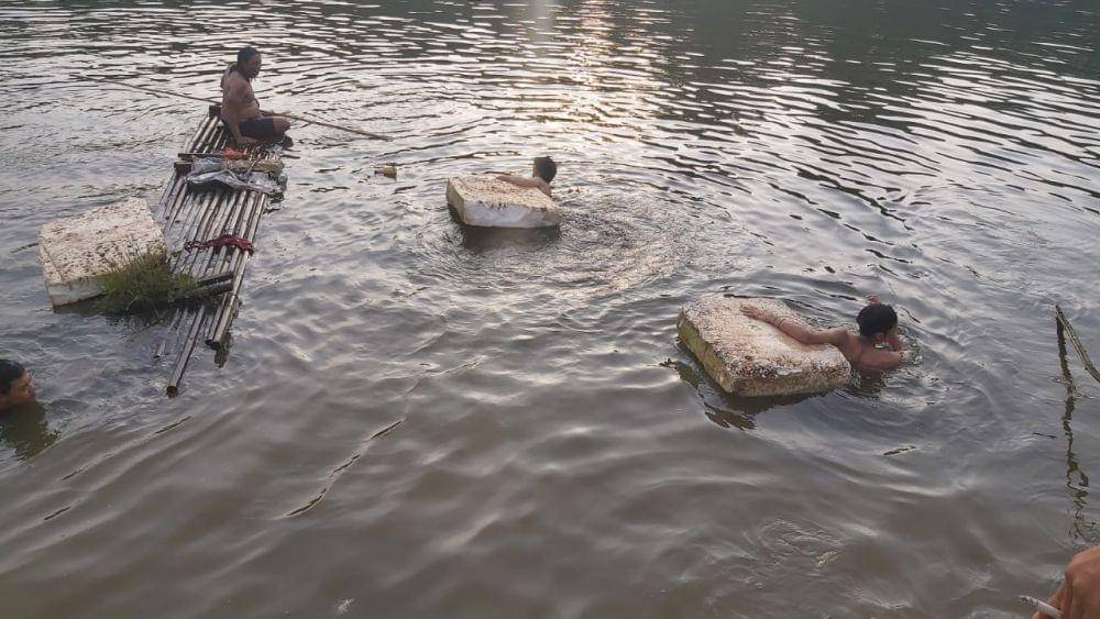 Pencarian korban tenggelam menggunakan peralatan tradisional di Situ Pakeling, Kecamatan Sawangan, Kota Depok. (Istimewa)