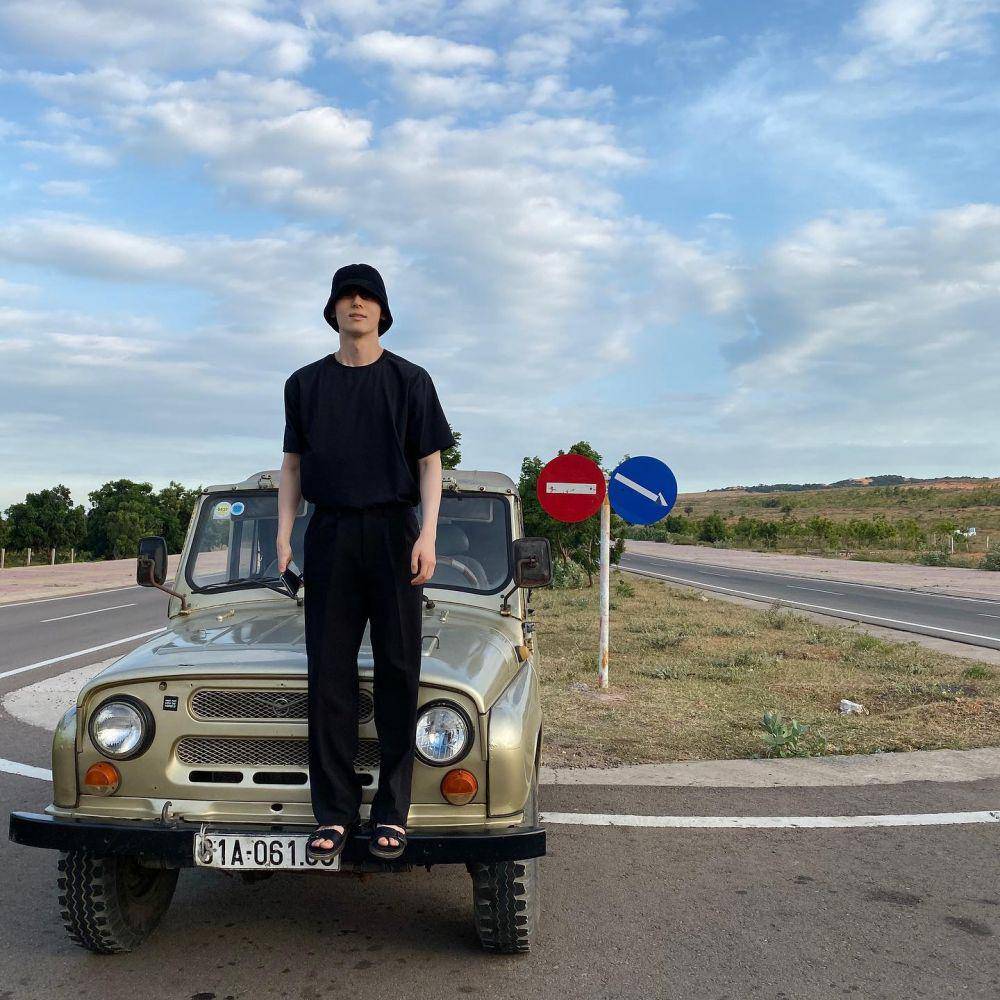 ide outfit traveling ala Hwang Min Hyun (instagram.com/optimushwang)