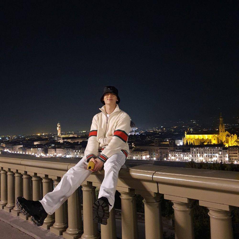 ide outfit traveling ala Hwang Min Hyun (instagram.com/optimushwang)