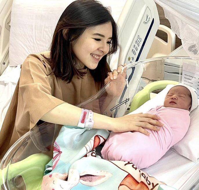 Momen Grat lahiran (instagram.com/kenandgrat)