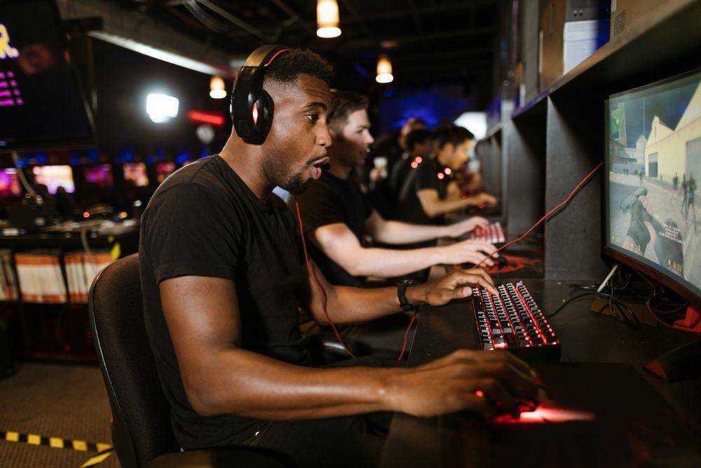 ilustrasi bermain game multiplayer (pexels.com/RODNAE Productions)