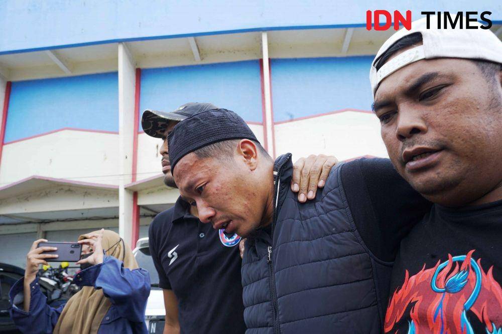 Suasana doa bersama untuk korban tragedi kerusuhan Stadion Kanjuruhan bersama pemain dan warga pada Senin (3/10/2022). (IDN Times/Gilang Pandutanaya)