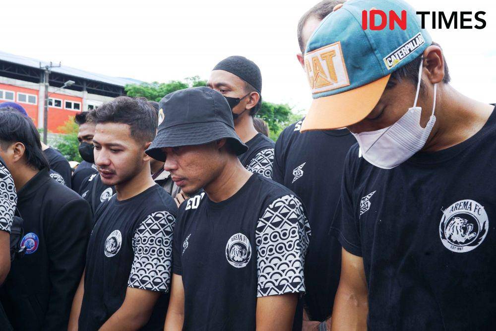 Suasana doa bersama untuk korban tragedi kerusuhan Stadion Kanjuruhan bersama pemain dan warga pada Senin (3/10/2022). (IDN Times/Gilang Pandutanaya)