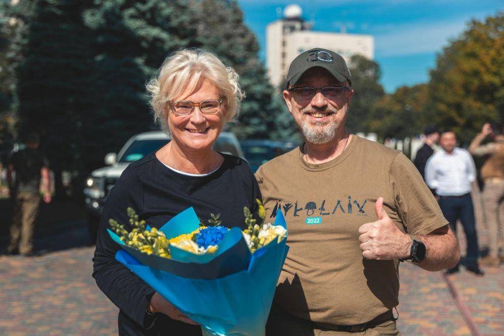 Menteri Pertahanan Jerman, Christine Lambrecht ketika bertemu Menteri Pertahanan Ukraina, Oleksii Reznikov di Odessa, Sabtu (1/10/2022). (twitter.com/BMVg_Bundeswehr)