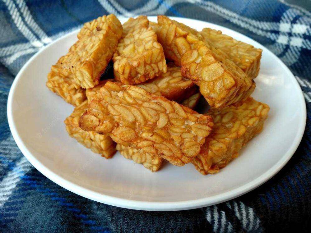 ilustrasi tempe goreng (freepik.com/PurnamaPurmoon)