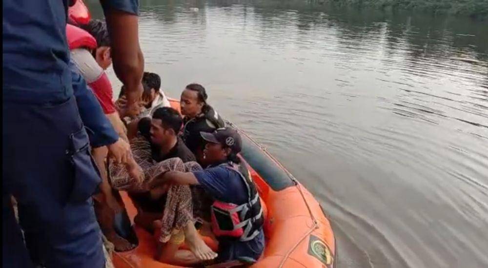 Tim SAR gabungan saat mengevakuasi korban tenggelam di Situ Pakeling, Kecamatan Sawangan, Kota Depok. (istimewa)