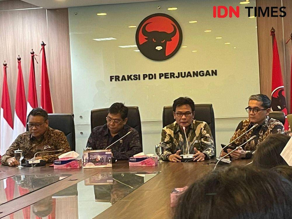 Anggota Komisi X DPR RI dari Fraksi PDI Perjuangan (PDIP), Putra Nababan (pojok kanan) saat konferensi pers di Ruang Rapat Fraksi PDI Perjuangan, Lantai 7 Gedung Nusantara I, Kompleks DPR RI, Senayan, Senin (3/10/2022). (IDN Times/Siti Nurhaliza).