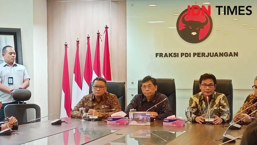 Ketua Fraksi PDI Perjuangan (PDIP) DPR RI, Utut Adianto (kedua dari kiri) saat konferensi pers di Ruang Rapat Fraksi PDI Perjuangan, Lantai 7 Gedung Nusantara I, Kompleks DPR RI, Senayan, Senin (3/10/2022). (IDN Times/Siti Nurhaliza).