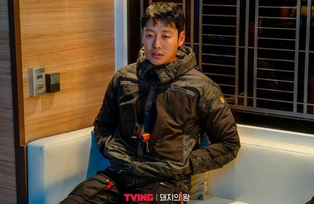 Kim Dong Wook di drama The King of Pigs (instagram.com/tving.official)