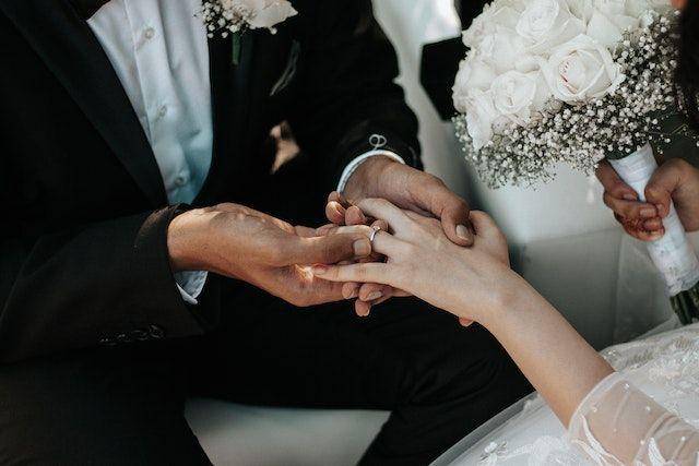 ilustrasi mengenakan cincin (pexels.com/Duane Viljoen)