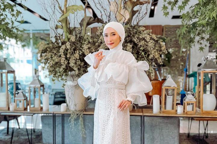 10 Potret Menawan Zora Vidyanata Berhijab, Netizen Doakan Istikamah