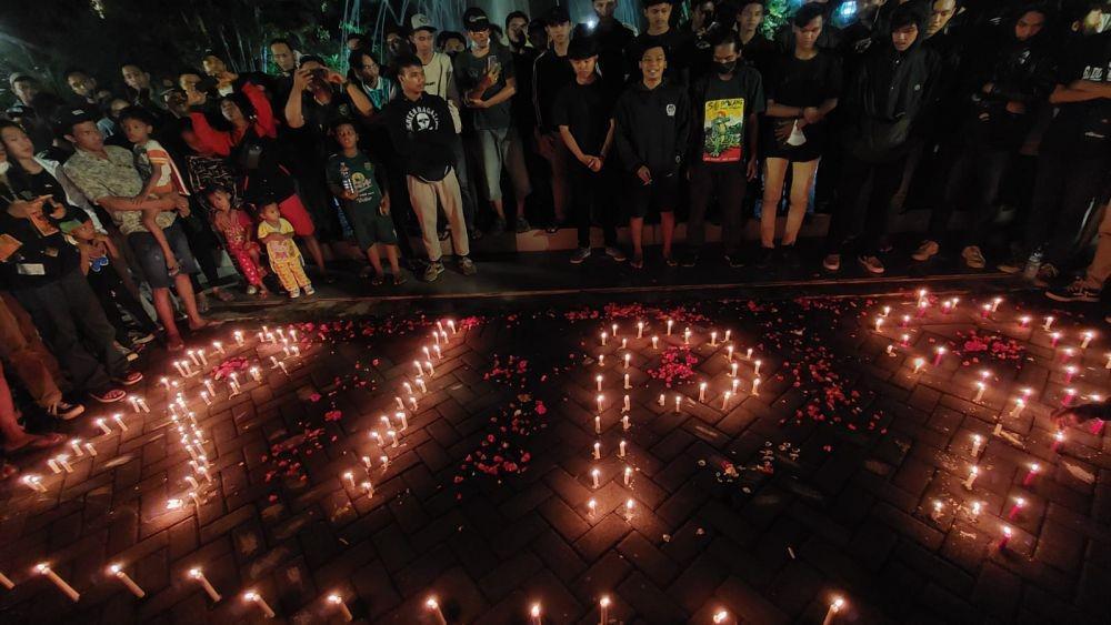 Solidaritas Korban, Bonek Tahlilan di Pintu 13 Kanjuruhan