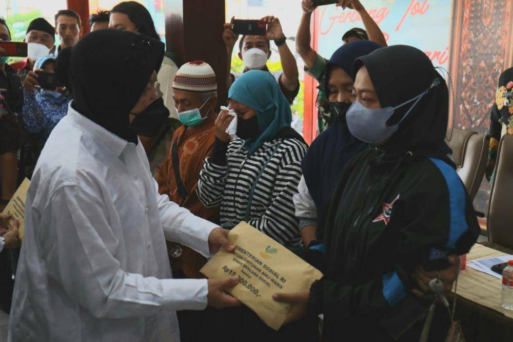 Mensos Tri Rismaharini memberikan santunan korban tragedi kerusuhan Kanjuruhan di Kecamatan Singosari, Malang, Jawa Timur. (dok. Kemensos)
