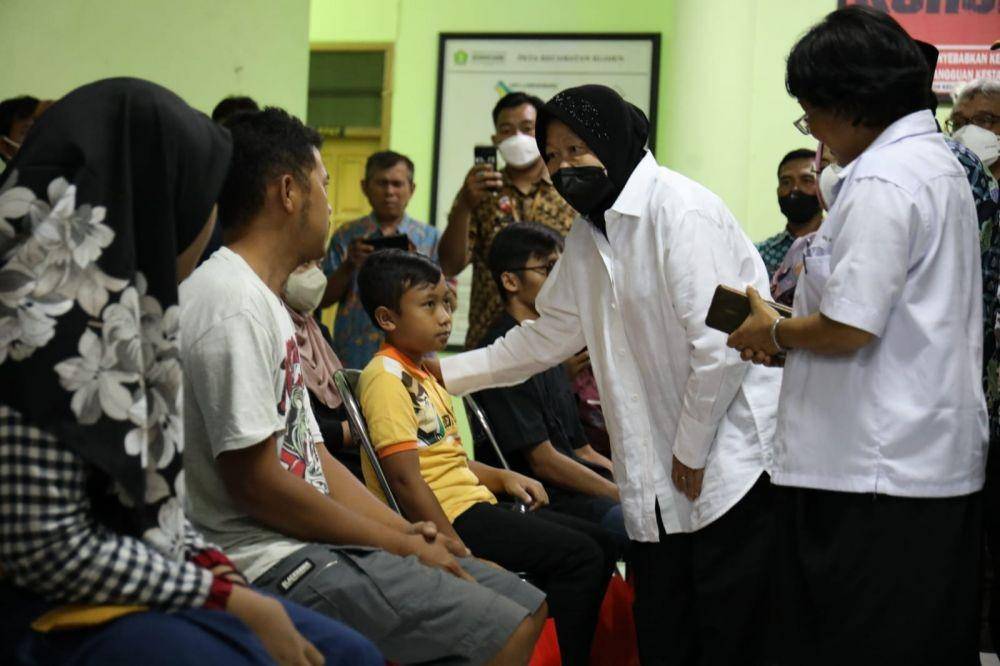 Mensos Tri Rismaharini memberikan santunan korban tragedi kerusuhan Kanjuruhan di Kecamatan Singosari, Malang, Jawa Timur. (dok. Kemensos)