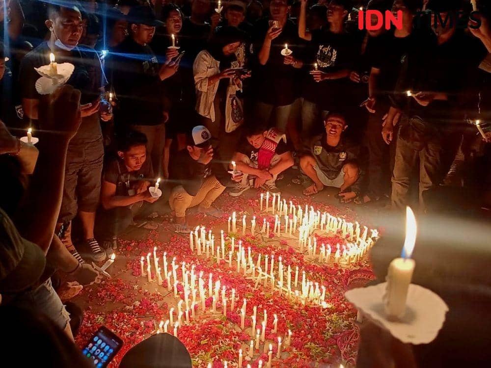 Nyala Lilin dan Doa dari Bonek untuk Aremania di Tugu Pahlawan